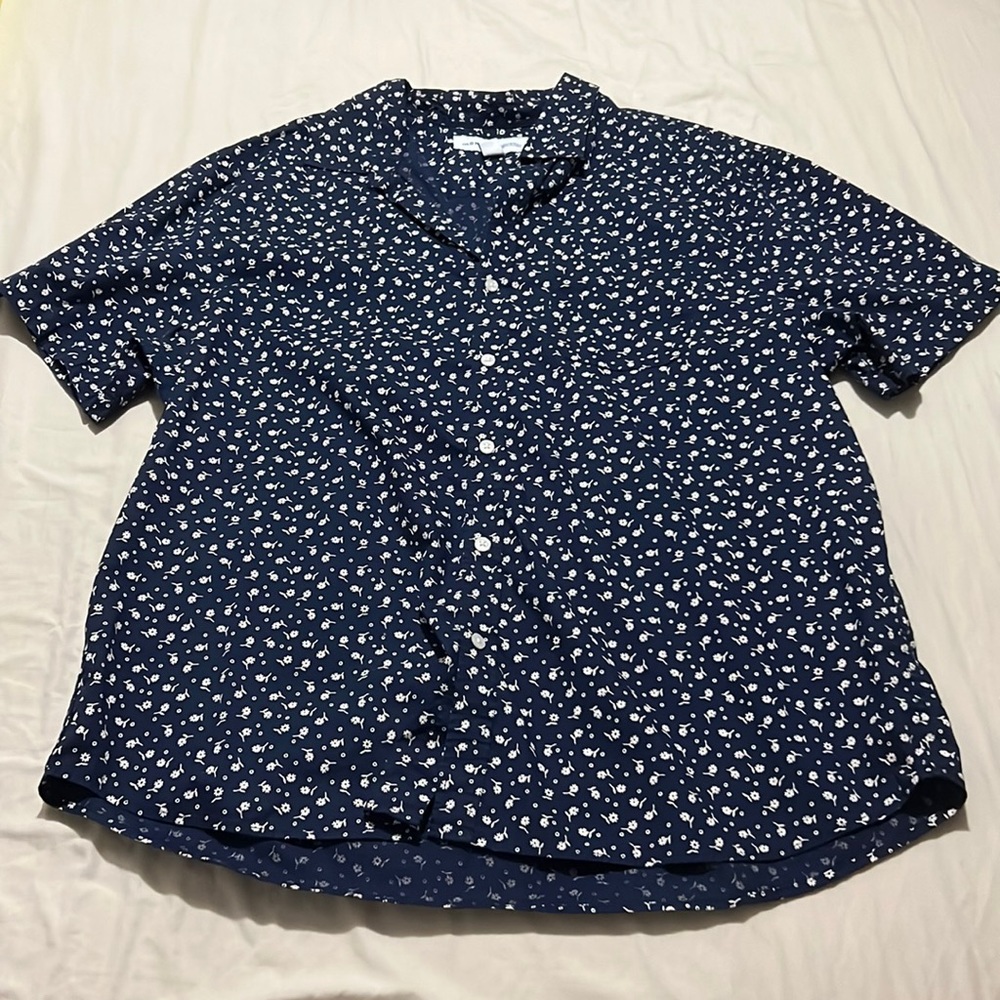 Men’s XL, collared button-down short sleeve